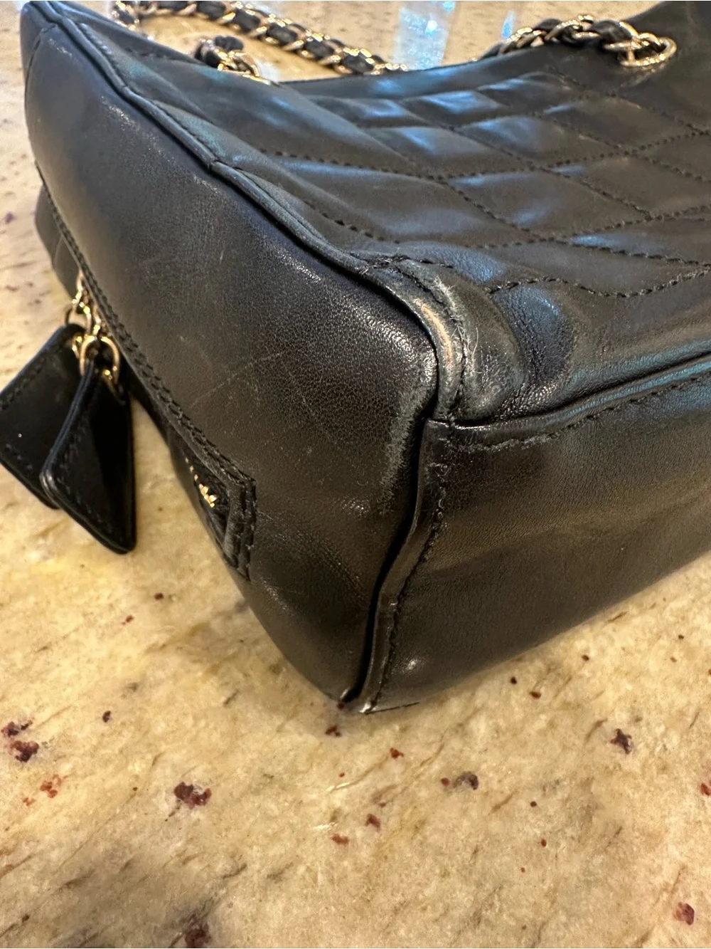 CHANEL Black Quilted Leather Shoulder Bag with Gold Chain